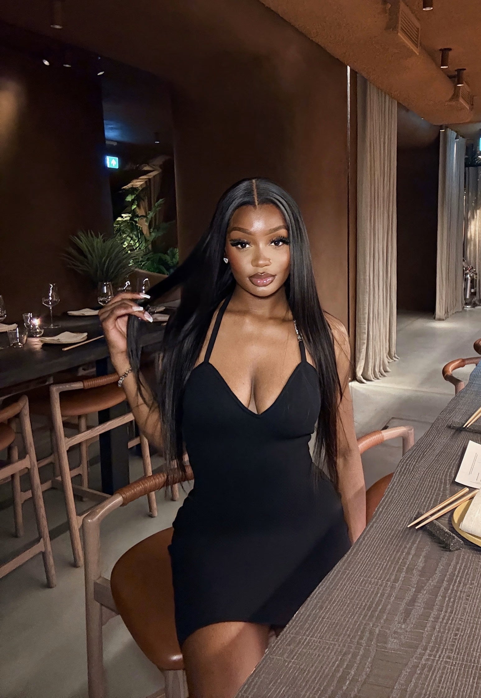 Perruque en cheveux humains lisses et soyeuses, sans colle, prête à porter