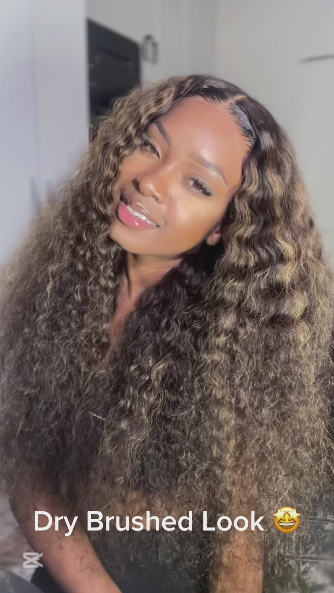 Perruque brune ondulée et méchée | AKISS BEAUTY 